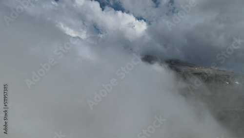 Journey to the top of the monk mountain accompanied by the dance of magnificent clouds
