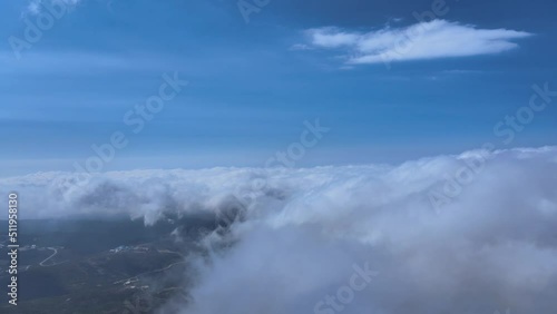 Journey to the top of the monk mountain accompanied by the dance of magnificent clouds