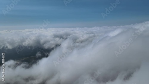 Journey to the top of the monk mountain accompanied by the dance of magnificent clouds