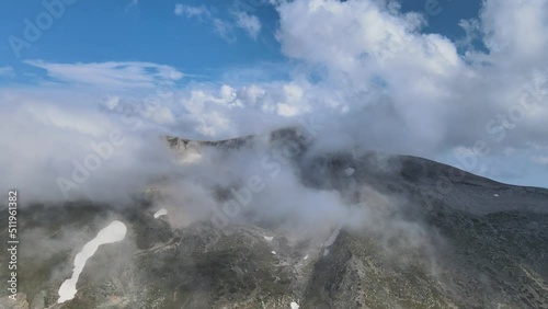 Journey to the top of the monk mountain accompanied by the dance of magnificent clouds