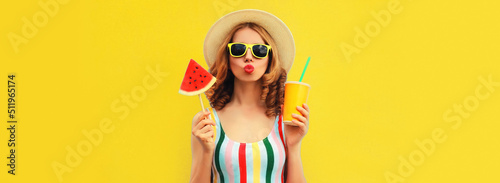 Foto Summer colorful portrait of beautiful young woman blowing her lips with cup of j