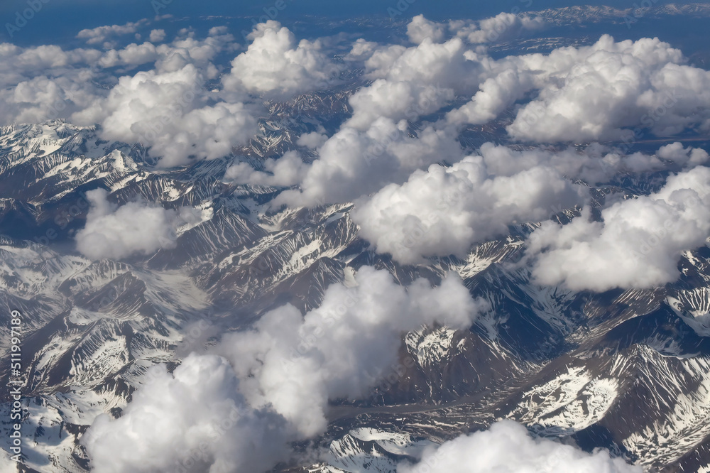 Obraz premium Aerial view of Alaska Range foothills under a cloudy sky.
