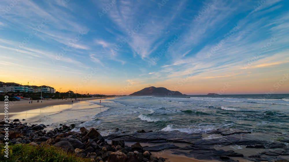 nuvens e o mar agitado no pôr do sol em  Florianópolis, Praia do Santinho, praia tropical, Santa Catarina, Brasil, florianopolis