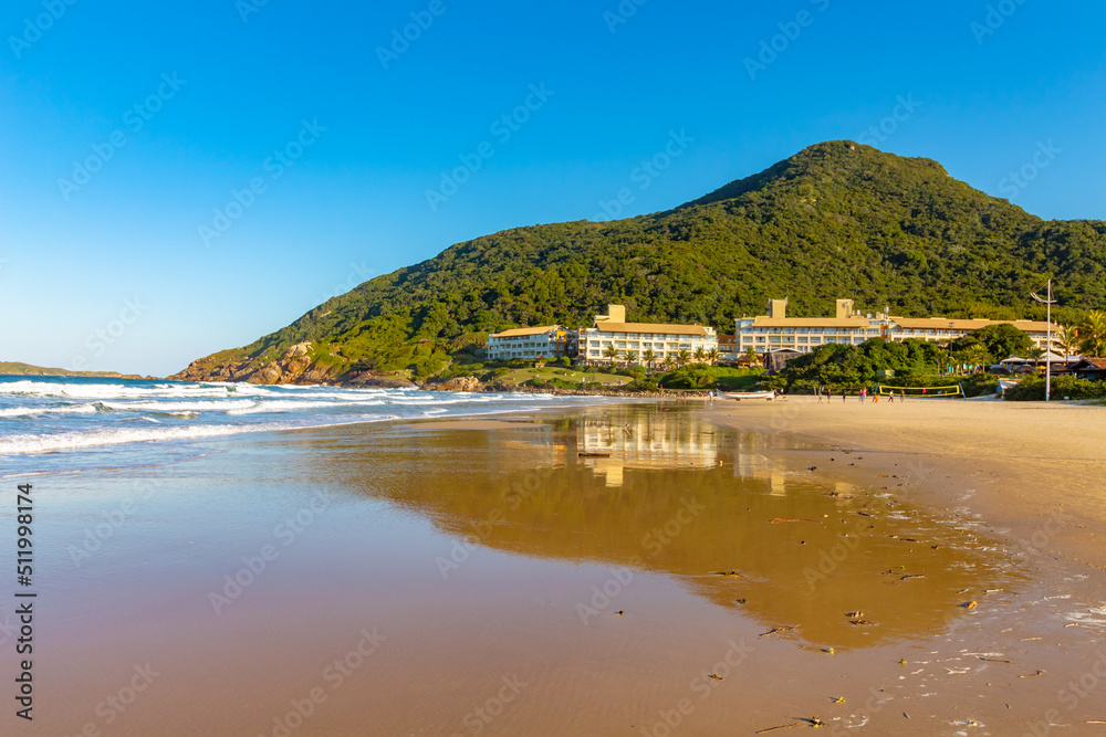 reflexo da costa na areia em  Florianópolis, Praia do Santinho, praia tropical, Santa Catarina, Brasil, florianopolis