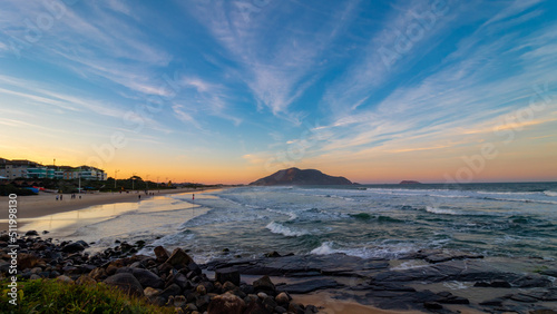 nuvens e o mar agitado no pôr do sol em  Florianópolis, Praia do Santinho, praia tropical, Santa Catarina, Brasil, florianopolis