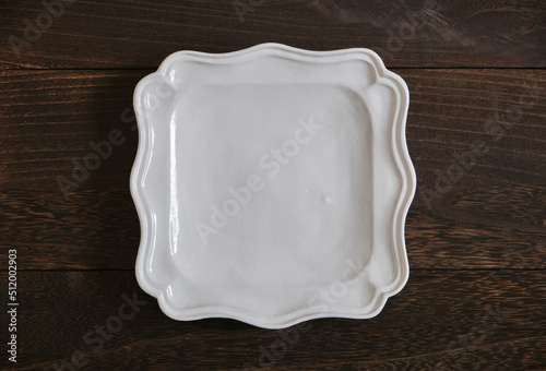 陶器の皿と木目の背景