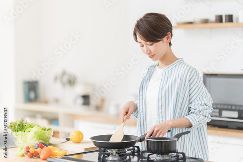 調理する女性