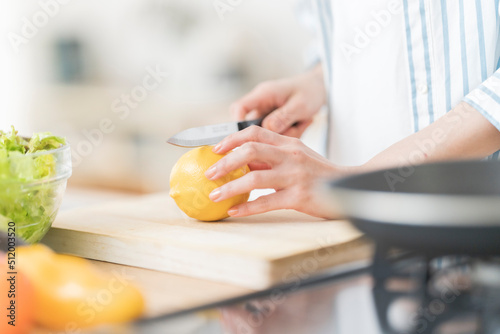 レモンを切る photo