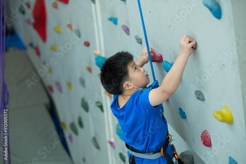 Fotografia kid climbing a wall, children rock climbing