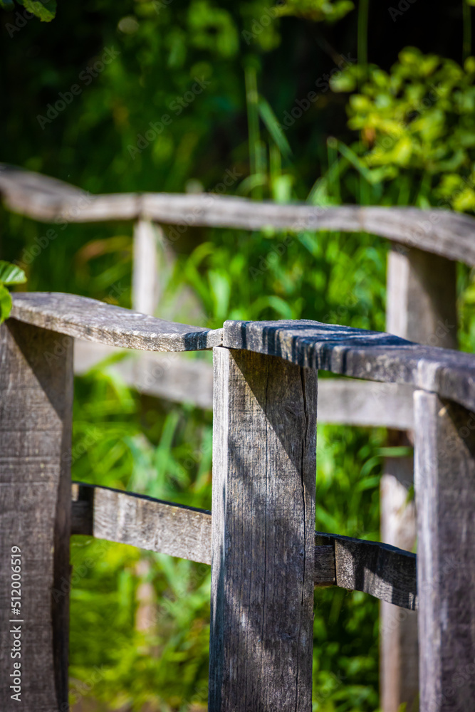 Fototapeta premium clôture en bois dans le parc