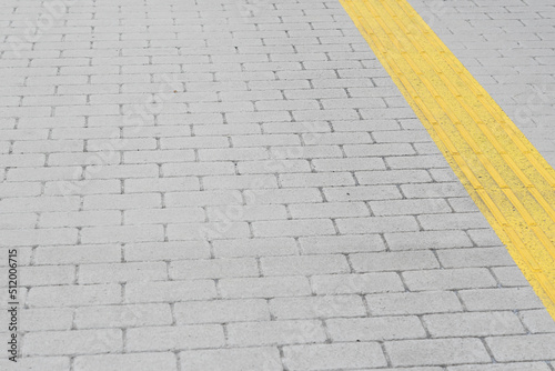 歩道の黄色のライン