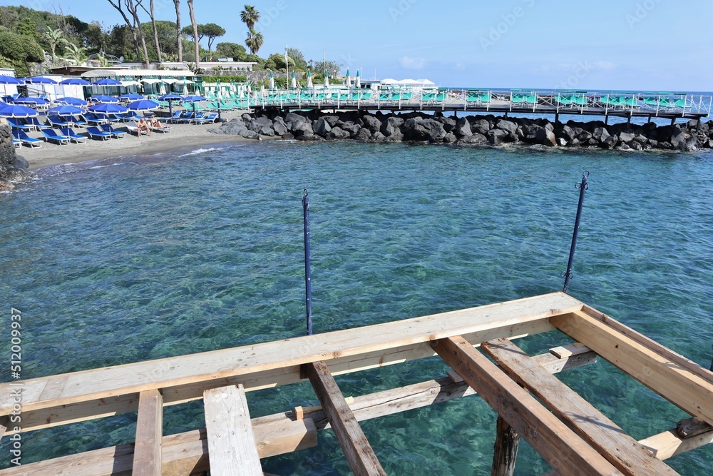 Obraz premium Ischia - Lidi sulla scogliera di Punta Molino dal pontile in allestimento