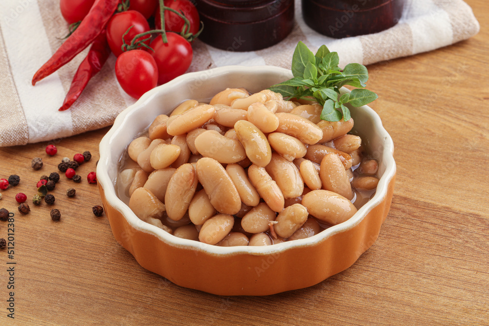 Whinte canned kidney beans in the bowl Whinte canned kidney beans in the bowl