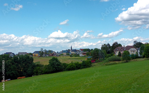 Landszene in der Eifel im Sommer: Der kleine Ort Krinkhof in der Nähe von Bad Bertrich. © Philipp