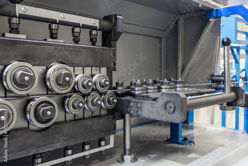 Valokuva rollers at the machine for straightening the metal bar