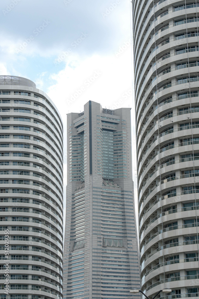 横浜みなとみらい21地区のビジネス超高層ビルとと居住マンション
