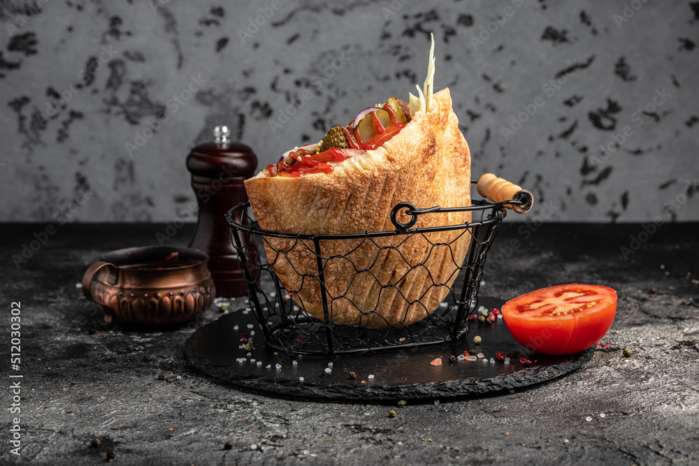 Φωτογραφία Kebab, pita, gyros, shaurma, wrap sandwich stuffed with sausages from minced meat with grilled meat, vegetables and sauce on dark background