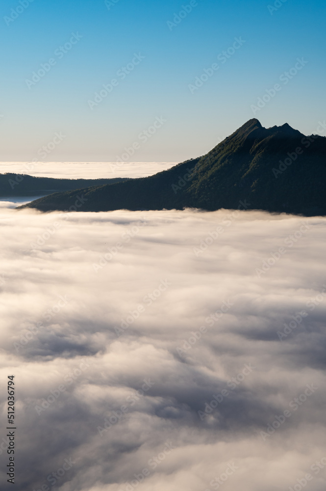一面の雲海と山のシルエット。日本の北海道の摩周湖。