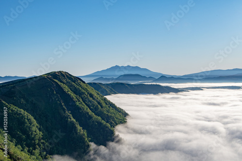 雲海に覆われた山間の湖の稜線。日本の北海道の摩周湖。