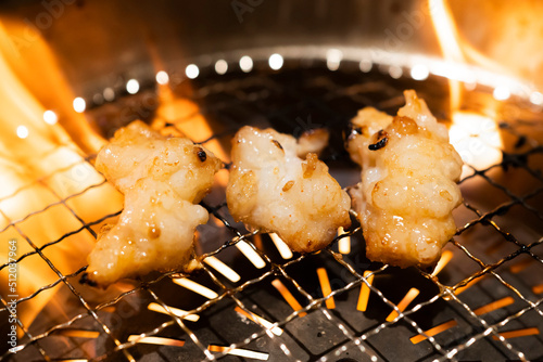 ロースターで炎に包まれた焼肉牛ホルモン【ミノ】