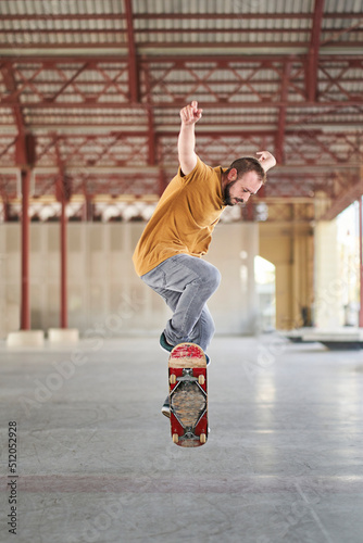 Принти на полотні Young man doing an ollie with his skateboard