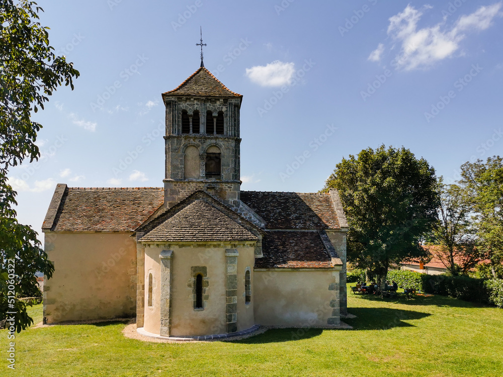 Le chevet et le clocher roman de l'église Notre-Dame-de-l’Assomption butte de Suin, Charolais, Saône-et-Loire, Bourgogne-Franche-Comté, France