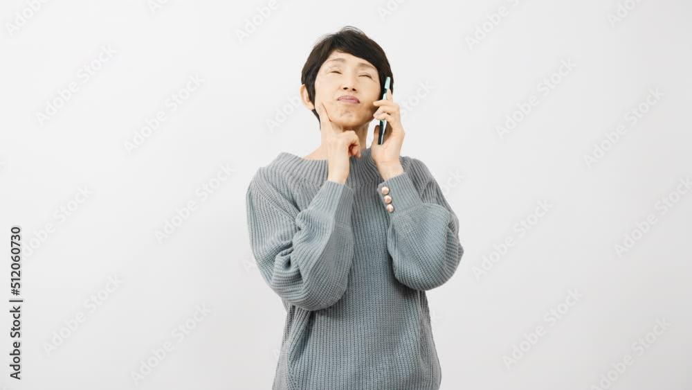 通話の内容で困惑するミドル女性
