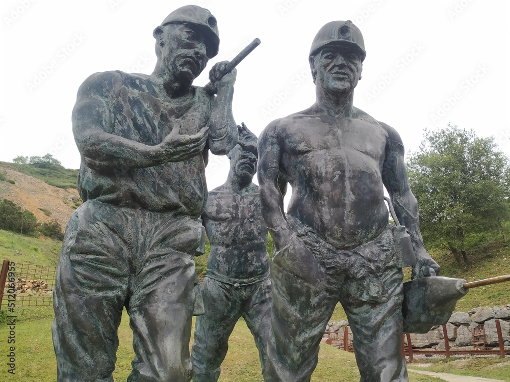 Obraz premium Escultura homenaje a los mineros