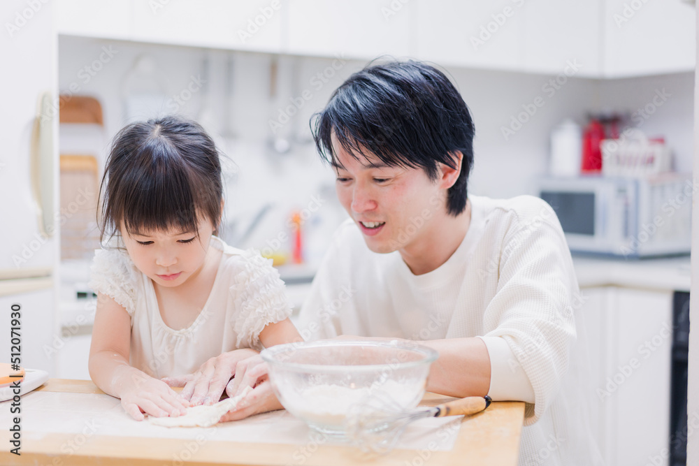 娘と生地をこねるパパ