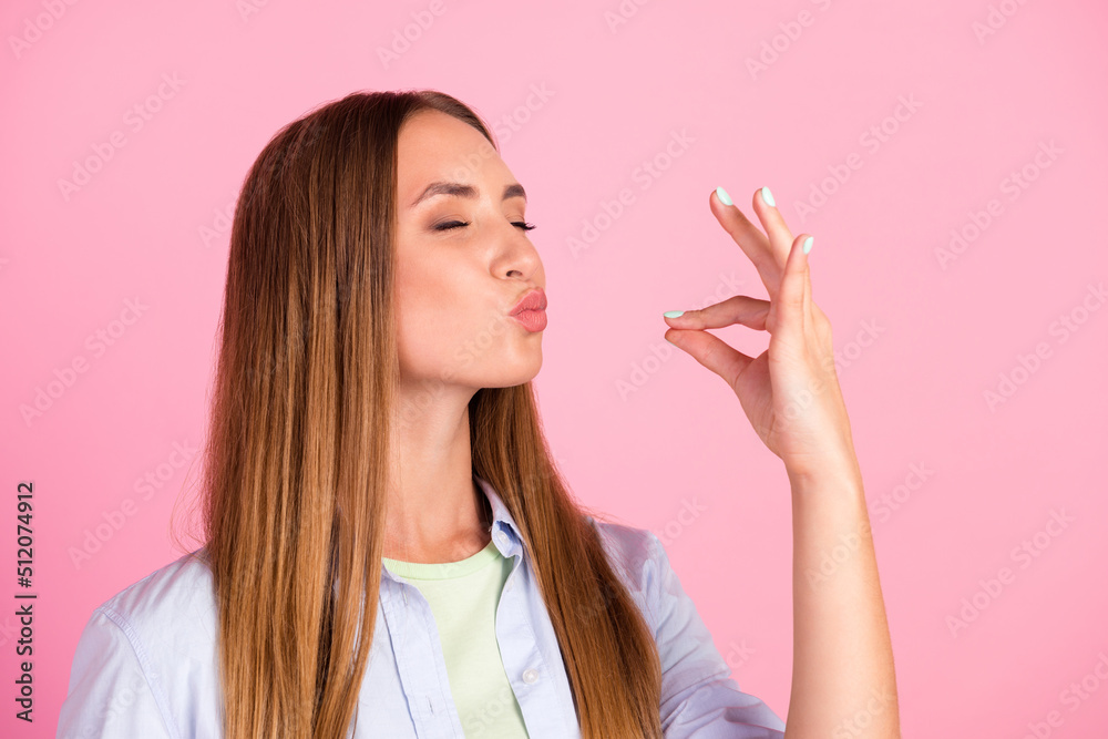 Obraz premium Photo of satisfied glad young person closed eyes arm finger demonstrate gourmet gesture isolated on pink color background