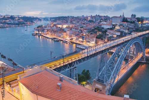 Photos Tren al anochecer en Oporto