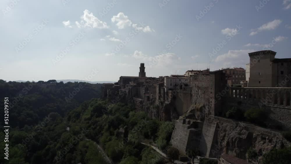 -SHOT: descriptive empty
-DESCRIPTION: drone video over the side of Pitigliano, Italy
-HOUR.WEATHER: summer at noon with sun and clear sky