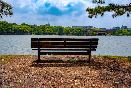 【福岡】大濠公園の池のほとりのベンチ © Japan_Travel