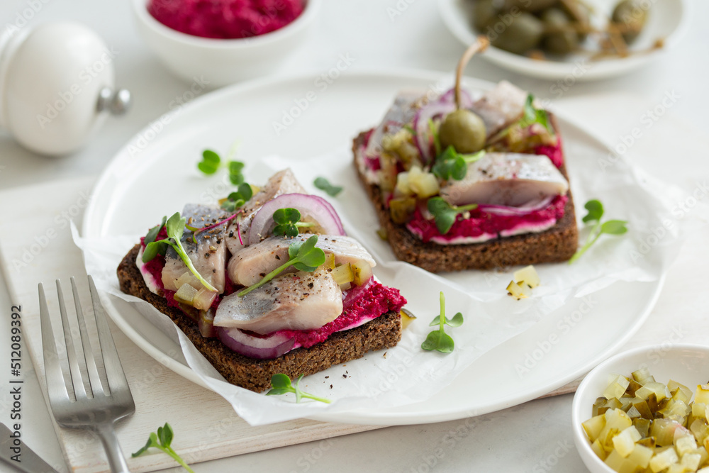 Toasts with  herring