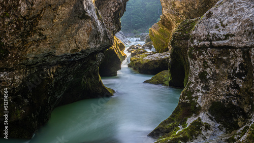 Fluss durch Felsenlandschaft