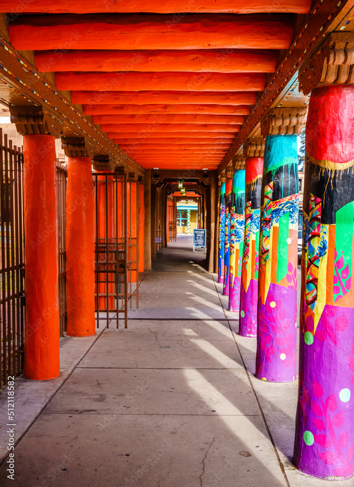Obraz premium Colorful colonnade in Santa Fe