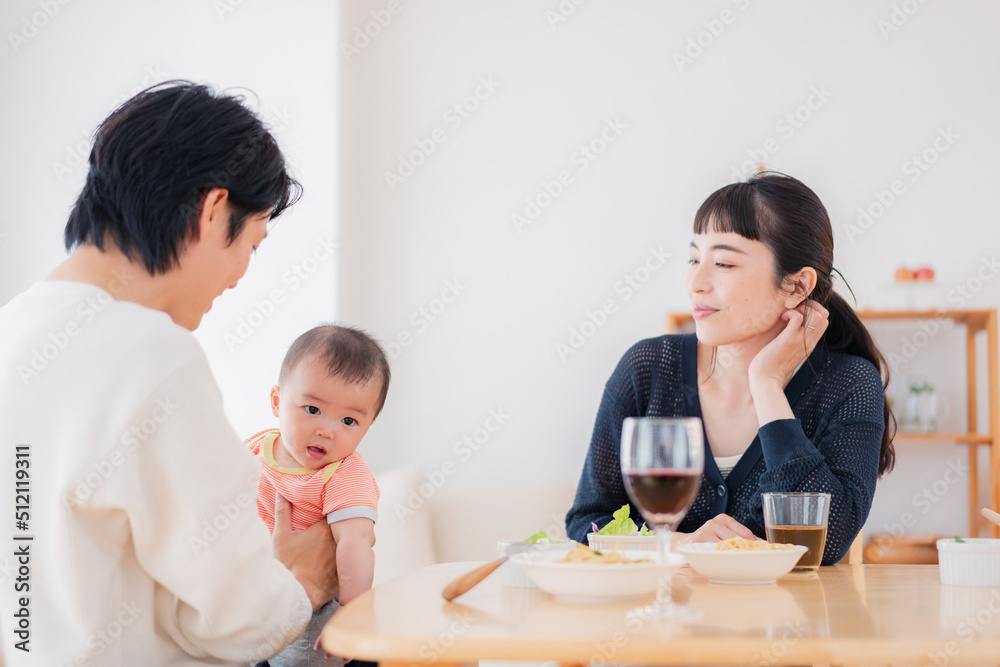 おうちで赤ちゃんのお世話をする夫婦 おうちで赤ちゃんのお世話をする夫婦