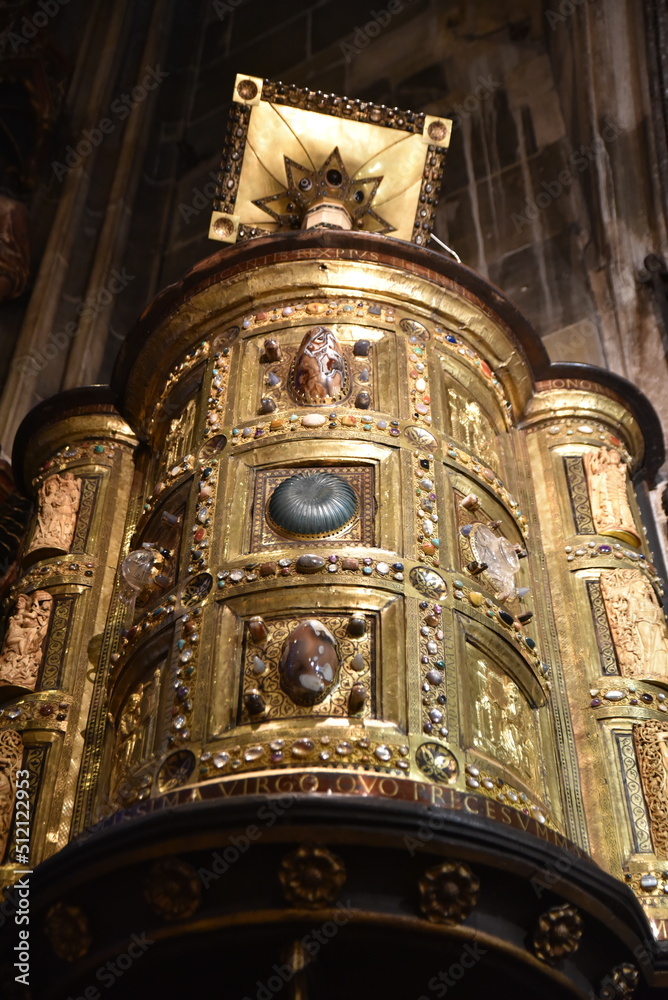 Fototapeta premium Chaire dorée de la cathédrale d'Aix-La-Chapelle. Allemagne