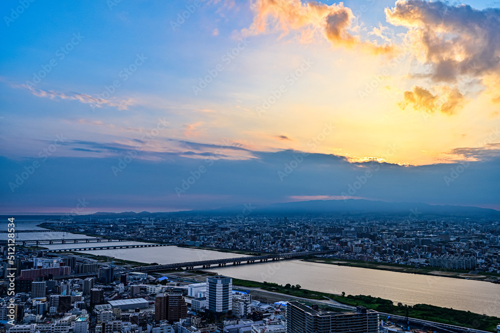 Fototapeta premium 梅田スカイビルの空中庭園から見る大阪の夕焼け 【大阪都市風景】