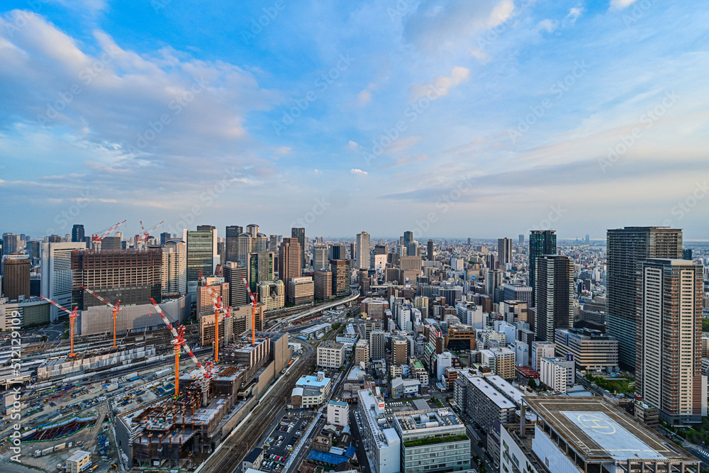 Obraz premium 梅田スカイビルの空中庭園から見る大阪の夕焼け 【大阪都市風景】