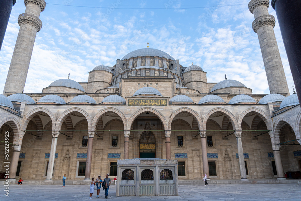 Obraz premium Suleiman Mosque seen from the inner courtyard, with its ablution fountain. At sunset with a blue sky, with white broken clouds.