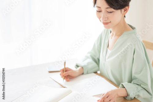 Obraz na płótnie 資格取得に向けて勉強する女性