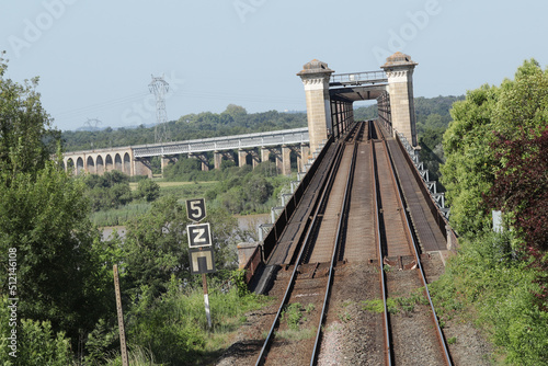 Pont de chemin de fer entre Saint Vincent de Paul et Cubzac les ponts. La ligne de train entre Bordeaux et Saintes traverse la rivière Dordogne photo