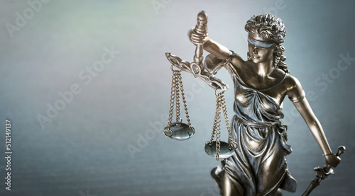 Photo Statue of justice blindfolded lady holding scales and sword