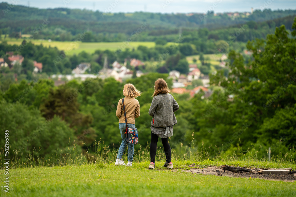 Zwei Mädchen draussen unterwegs in der Natur geniessen ihre Freundschaft Zwei Mädchen draussen unterwegs in der Natur geniessen ihre Freundschaft