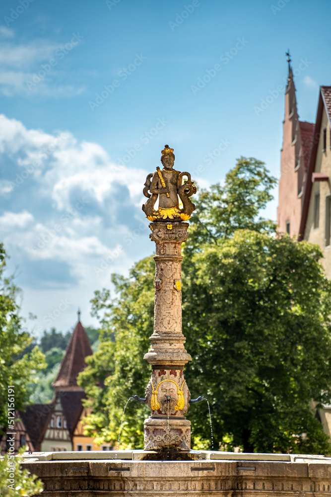 Statue im Brunnen in Rothenburg ob der Tauber