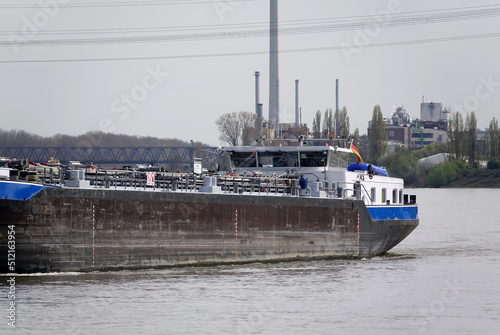 Frachtschiff auf dem Rhein