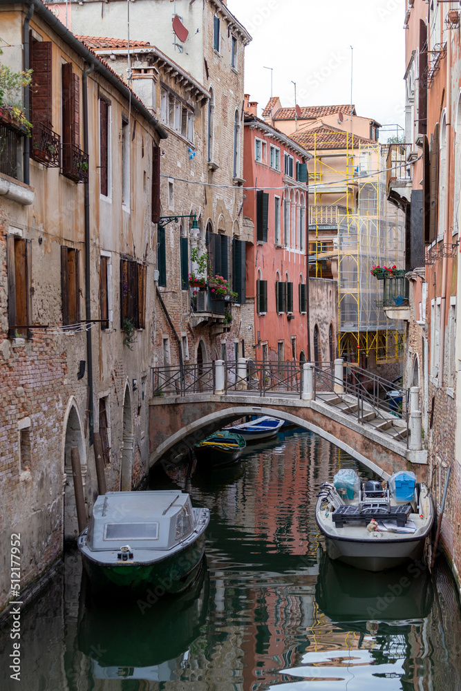 Fototapeta premium Narrow canal in the city of Venice on a summer day