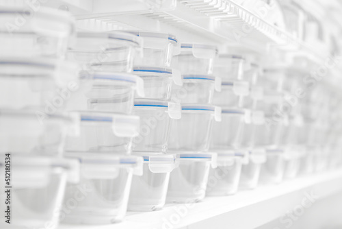 Reusable food containers. Containers for storing food. Responsible use of resources. Transparent plastic food storage containers