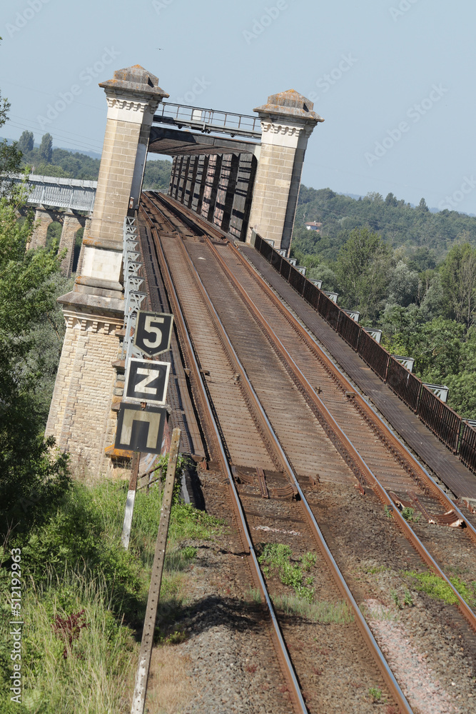 Train En Bois De Jouet Avec Le Pont De Chemin De Fer Illustration Stock